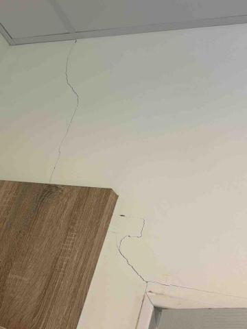 詹文欽，兆基屋管 - 牆面裂痕