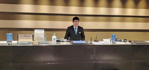 顧哲愷 - 於日本東京台場飯店擔任櫃檯人員