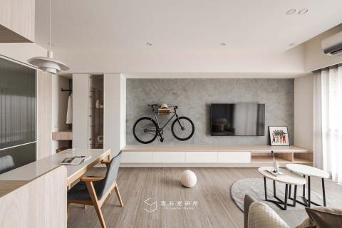 澐石室研所（創力雲室內裝修股公司） - 單寧｜台中新成屋｜佳泰大方｜電梯大樓
灰中帶藍的輕柔筆觸，
逐一勾勒優雅的面貌，
單速車慵懶地將自己披在上頭，
輕輕地卸下旅途中的疲態。
大量的白與淺木色跳起雙人舞，
相互合作只為對方襯托著美；
條理的長虹衝擊波光瀲灩的水紋玻璃，
形成視覺層次的多種饗宴，
令人雋永。