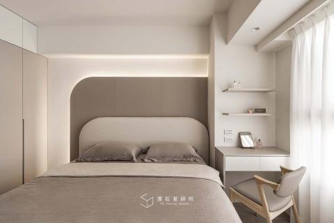 澐石室研所（創力雲室內裝修股公司） - 微恬｜台中新成屋｜松竹領航｜電梯大樓
柔和的奶杏色是令人安定的精靈，
結合溫暖的淺木元素帶入自然氛圍，
將空間保留給常處的公區；
坐在這寧靜的早晨中，
靜靜地看著孩子們嬉鬧玩耍，
他們總是不忘回頭邀請你
一同參與那親子間的美好時光，
享受其中微甜，為恬。