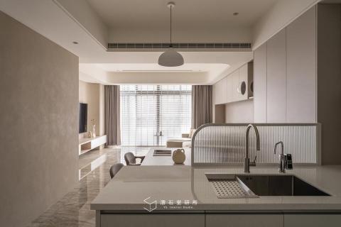 澐石室研所（創力雲室內裝修股公司） - 燕麥御境｜台中新成屋｜八展首富｜透天
晨光熹微映入眼簾，燕麥色的電視牆隨著圓弧與光影投射變化下育出一道又一道的深淺層次。