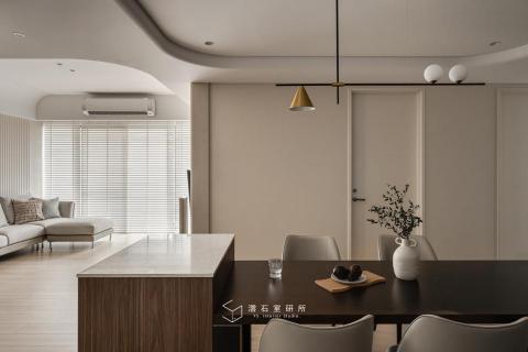 澐石室研所（創力雲室內裝修股公司） - 亙楀 ｜台中新成屋｜寶輝國際莊園｜電梯大樓
手刷筆觸的米灰
覆上一層日子的質地，
木有歲月的紋，
把時間，輕輕烙在角落。