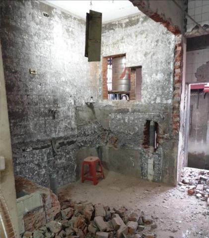 尚旺工程 - 廁所打除，看客戶需求，打初見紅磚或剃磁磚