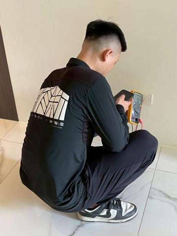 大侑設計/大新驗屋 - 插座相位檢查,小細節守護大安全!
插座接線錯誤,可能導致電器受損、跳電,甚至引發電災!
大新驗屋使用專業電位測試儀,逐一檢查插座相位與接地是否正確,入住前把關用電安全,避免潛在風險發生! 大侑設計/大新驗屋 - 插座相位檢查,小細節守護大安全!
插座接線錯誤,可能導致電器受損、跳電,甚至引發電災!
大新驗屋使用專業電位測試儀,逐一檢查插座相位與接地是否正確,入住前把關用電安全,避免潛在風險發生!