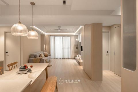 澐石室研所（創力雲室內裝修股公司） - 糰子日和 ｜台中新成屋｜中港雲頂｜電梯大樓
牆角的圓弧緩緩擁抱，
將急促的節奏慢慢揉進溫柔，
像母親的掌心，
將奔跑的小腳步收進懷裡。
只有剛剛好的距離與恆溫。