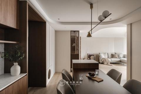 澐石室研所（創力雲室內裝修股公司） - 亙楀 ｜台中新成屋｜寶輝國際莊園｜電梯大樓
手刷筆觸的米灰
覆上一層日子的質地，
木有歲月的紋，
把時間，輕輕烙在角落。
孩子在空間中描繪宇宙，
貓從天花的圓弧裡跳入午後。
大人們遞杯熱茶一旁笑著，
彼此沉浸在各式對話裡的溫度。