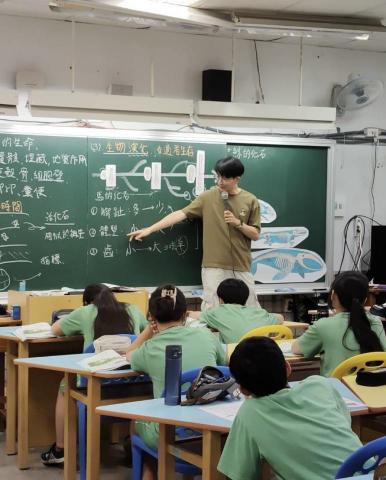 王柏翰 - 於北投國中進行生物科教學演示