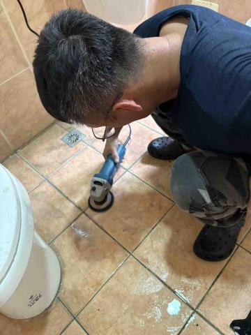 恩典清潔 - 研磨廁所地板