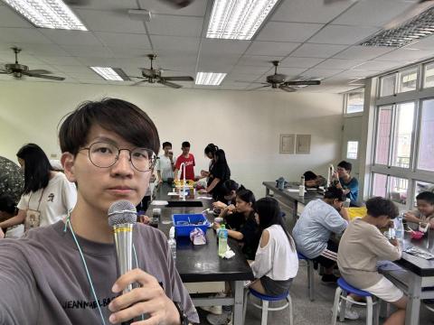 王柏翰 - 於寶山國中帶領學生操作生物實驗