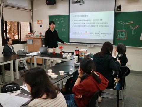 王柏翰 - 於陽明交大師培中心進行教學演示（正與教授討論教學流程）