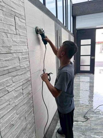 恩典清潔 - 車庫壁磚清潔