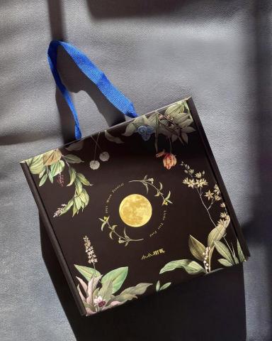 余欣璇 - 中秋軟餅乾禮盒設計。