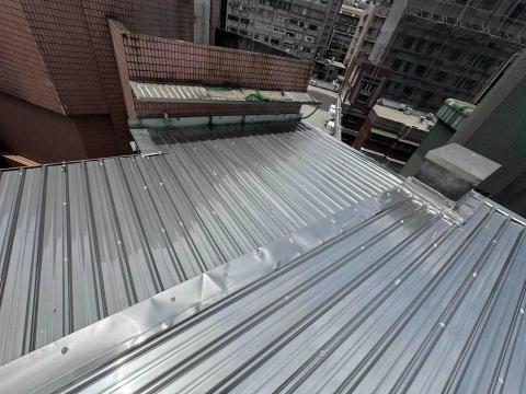 簡成勳 - 永和 屋頂白鐵浪板覆蓋