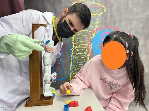 Vince 老師 - Nothing better than teaching with the right props!