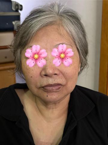吳小姐 - 這位阿姨行動不便，剪完頭髮開心的微笑有笑容?
自己粉有成就感?