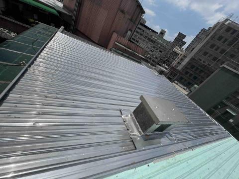 簡成勳 - 永和 屋頂白鐵浪板覆蓋