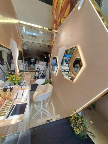 郭美雪 - 嬌蘭展示櫃清潔