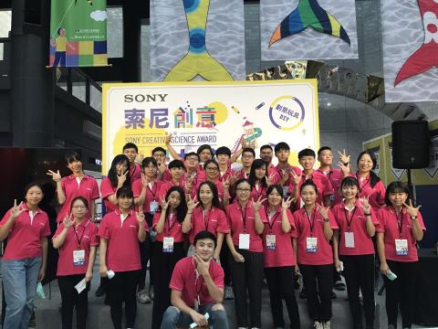 郭郁雯 - 參加2020科學大賞活動，擔任科學作品講解員，向國小至國中學生介紹科學原理與作品特色。過程中耐心傾聽並用淺顯易懂的方式解說，培養孩子的好奇心與學習興趣。