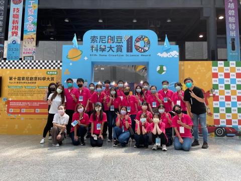 郭郁雯 - 參加2022科學大賞活動，擔任科學作品講解員，向國小至國中學生介紹科學原理與作品特色。過程中耐心傾聽並用淺顯易懂的方式解說，培養孩子的好奇心與學習興趣。