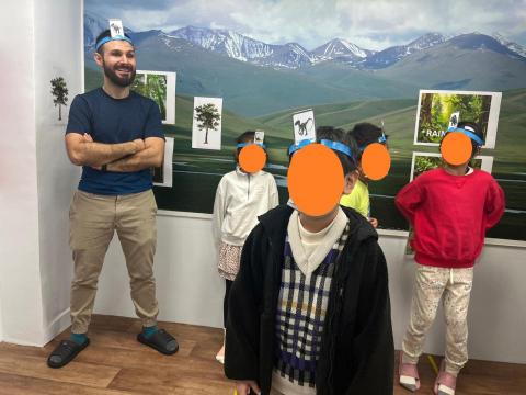 Vince 老師 - Teaching a topical class about dinosaurs and their habitats. Fun must be at the center of English learning!