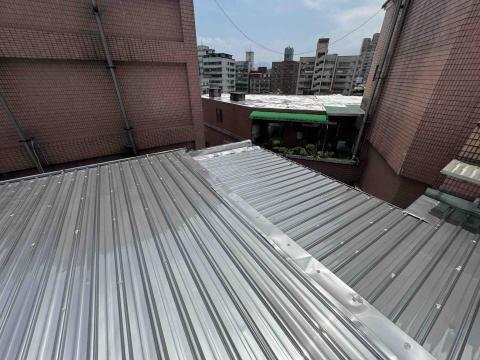 簡成勳 - 永和 屋頂白鐵浪板覆蓋