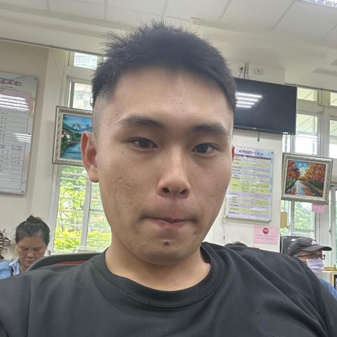 提供貨車駕照服務的專家周冠廷