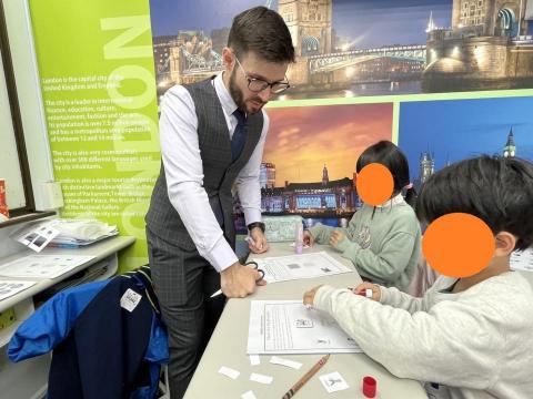 Vince 老師 - Teaching in the classroom. Patience is a teacher's most important tool.