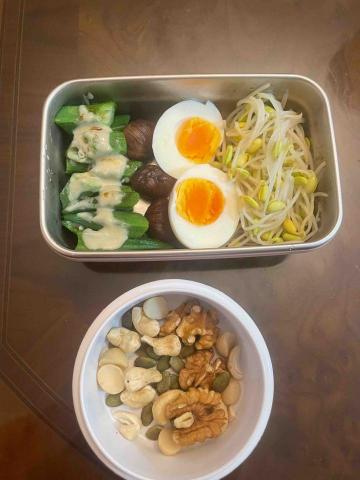 Lena - 週間的低醣飲食～
《午餐輕食》 半自製+外食組合
自製：低醣便當盒+綜合堅果（好油、礦物質）
外買：搭配1杯無糖豆漿，補足蛋白質