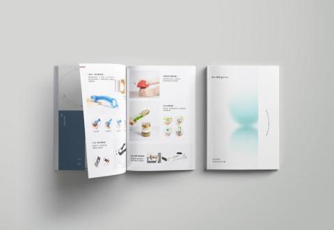 Freya - 品牌型錄排版設計：
符合品牌簡約及溫暖意象的概念進行設計。
從圖像攝影、修圖合成&hellip;到型錄印刷，透過簡單明瞭的圖像設計讓使用者易理解該產品，進而增加顧客購買意願。