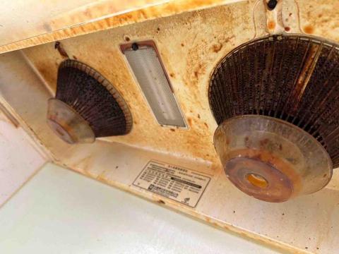 林伶姿 - 清潔廚房抽油煙機前 林伶姿 - 清潔廚房抽油煙機前