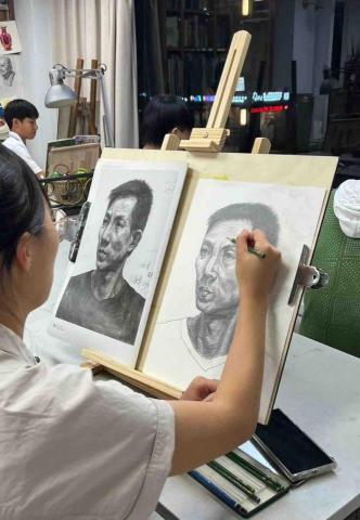 錢思璞 - 在畫室修改學生素描作品