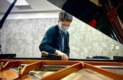 提供調音服務的專家東和樂器河合鋼琴台中分公司