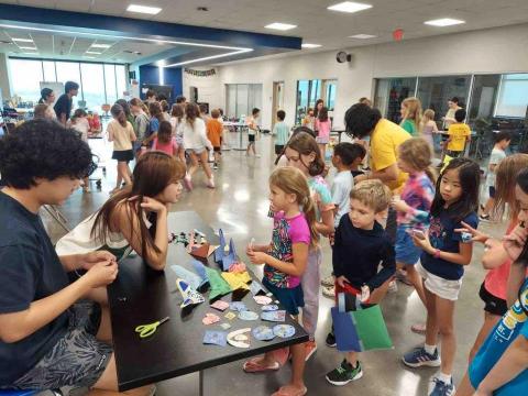 張亦菲 - 在美國擔任國小夏令營助教