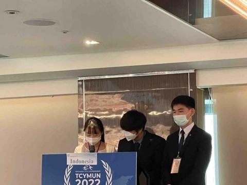 張亦菲 - 參與模擬聯合國活動