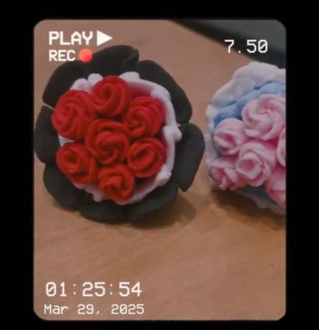 Abby姐姐 - 很喜歡帶孩子捏黏土、繪畫、手作，讓孩子在創作的過程中練習精細動作的發展與耐心專注力的提升。
孩子的想像力是無限的，除了自己每一次設計的活動外，都會多準備材料讓孩子自由創作，讓孩子將心中的想像化為實物與家長分享