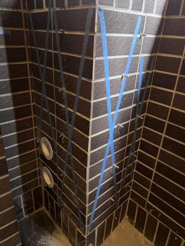 林室愛鄔/林先生 - 新建案:後陽台二丁磁磚底部空心，利用瓷磚與瓷磚縫隙鑽孔鎖止水針進行修繕，不需破壞磁磚進行修繕。