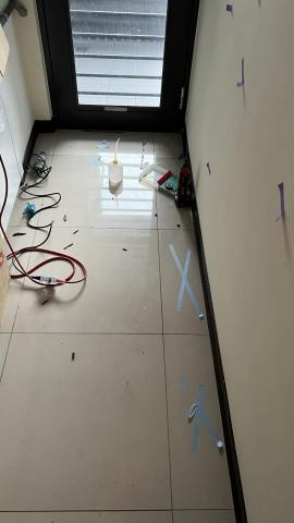 林室愛鄔/林先生 - 新建案:往後陽台地磚打X處磁磚空心空鼓，利用鑽石磨棒1mm，在磁磚上開小孔進行高壓灌注進行收繕，後續會進行美容研磨，幾乎看不出鑽孔痕跡。