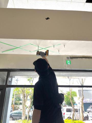 林室愛鄔/林先生 - 新建案:上樑底部泥作空心空鼓，所指水針進行高壓灌注修繕