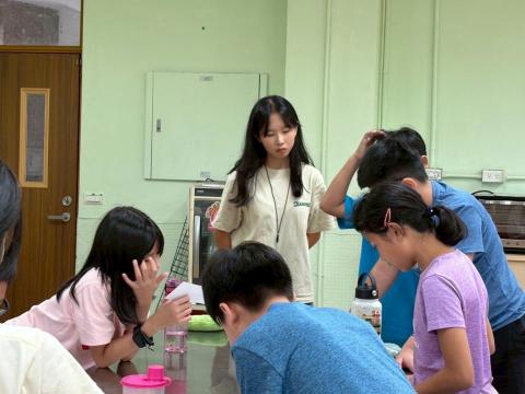 蔡依庭 - 暑假在國小擔任課輔老師，為期一個禮拜的語文營隊。