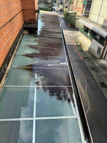 一全企業社 - 雨遮清洗前