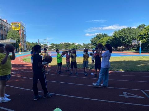 蔡依庭 - 暑假帶的一個禮拜的籃球營，最後有上台成發表演。