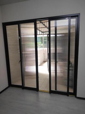 詹益來 - 下資料用銅條做的落地門