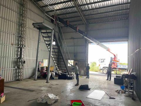 陳柏華 - 友峯農產品倉庫：地點台中市大雅區永和路4之16一1
鐵工樓梯轉移吊卡車工程
以及木材還有廢棄物處理