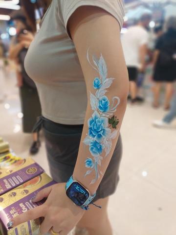陽光彩繪 - 依照這位美女客戶喜好來做量身打造的彩繪圖案！
藍色是客人的最愛，因為很想刺青但是又一直不敢嘗試，所以希望藉由手臂防水彩繪的方式，來滿足自己的期待！成品客人非常滿意?