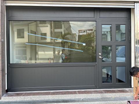 弘乙鋁門窗行 - 店面門使用Low-e隔熱玻璃