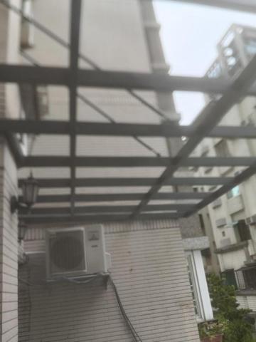   吉亮工程行 - 白鐵加噴漆屋頂上蓋5強+5強膠合防爆霧化玻璃