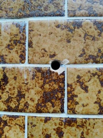 瑋成水電裝修工作室 - 施工前：外牆內水管被電鑽鑽洞