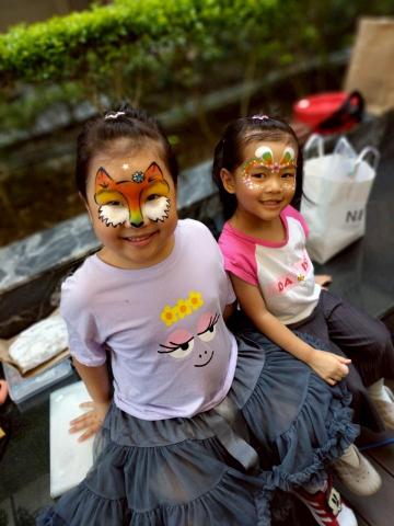 陽光彩繪 - 兩姐妹最喜歡的就是老師的彩繪?
一個是小狐狸姐姐；一個是小兔子妹妹。
超可愛?