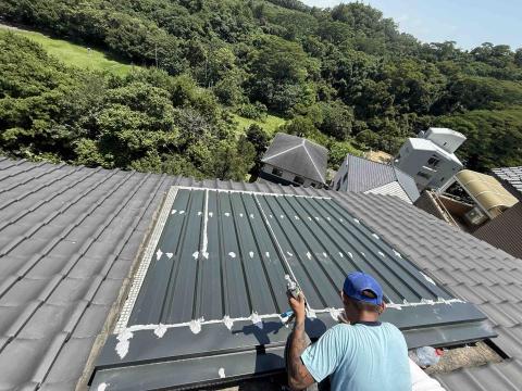鐵件職人企業社 - 原本是PC板年久失修漏水後拆除直上白鐵烤漆清板