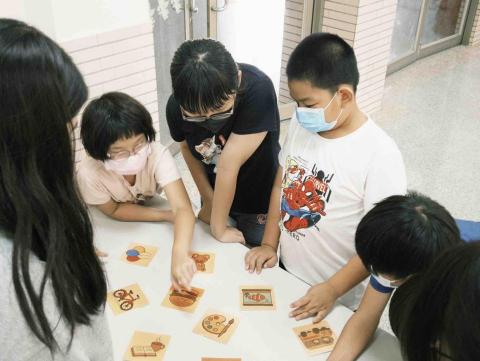 郭芯瑀 - 暑期營隊陪伴孩子們玩益智 遊戲